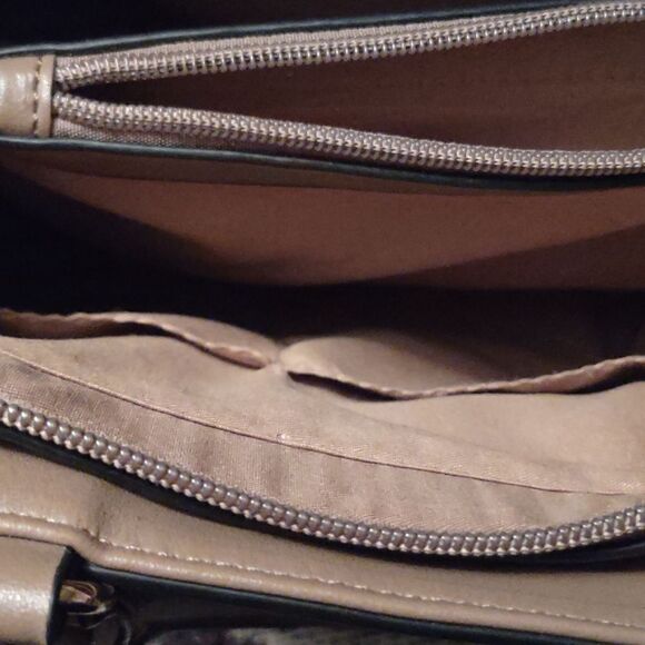 Adrienne Vittadini‎ tan faux alligator embossed handbag 13x9.5 - Picture 11 of 11